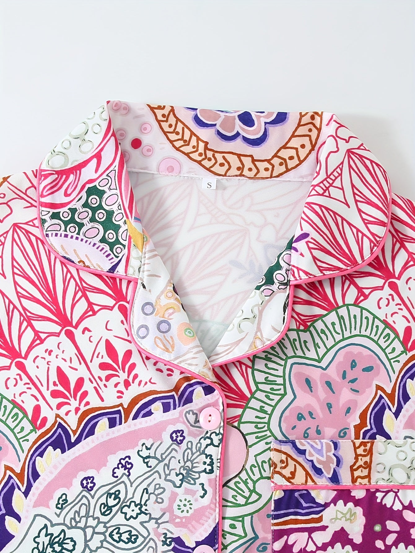 A Two-Piece Women'S Pajama Set Featuring a Long-Sleeve Button-Up Collar Top And Pants, Designed with a Stylish Floral Print, Offering a Comfortable And Loose Fit, Suitable for All Seasons And Perfect for Wearing at Home.