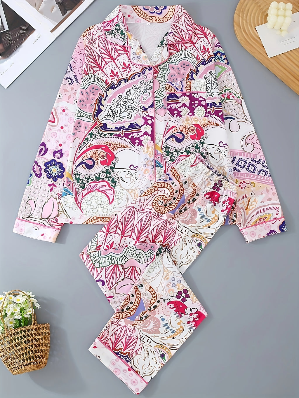 A Two-Piece Women'S Pajama Set Featuring a Long-Sleeve Button-Up Collar Top And Pants, Designed with a Stylish Floral Print, Offering a Comfortable And Loose Fit, Suitable for All Seasons And Perfect for Wearing at Home.