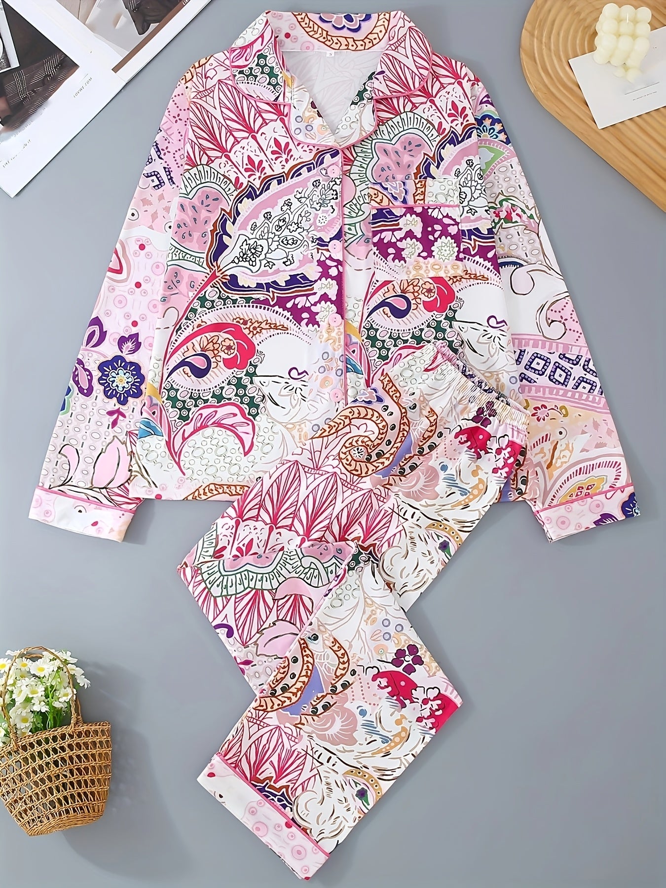 A Two-Piece Women'S Pajama Set Featuring a Long-Sleeve Button-Up Collar Top And Pants, Designed with a Stylish Floral Print, Offering a Comfortable And Loose Fit, Suitable for All Seasons And Perfect for Wearing at Home.