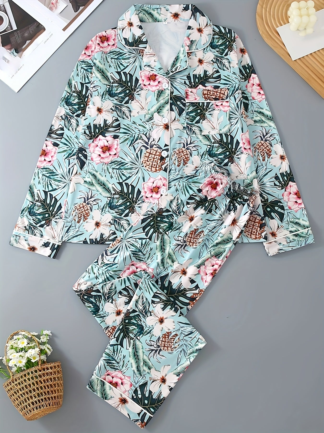 A Two-Piece Women'S Pajama Set Featuring a Long-Sleeve Button-Up Collar Top And Pants, Designed with a Stylish Floral Print, Offering a Comfortable And Loose Fit, Suitable for All Seasons And Perfect for Wearing at Home.