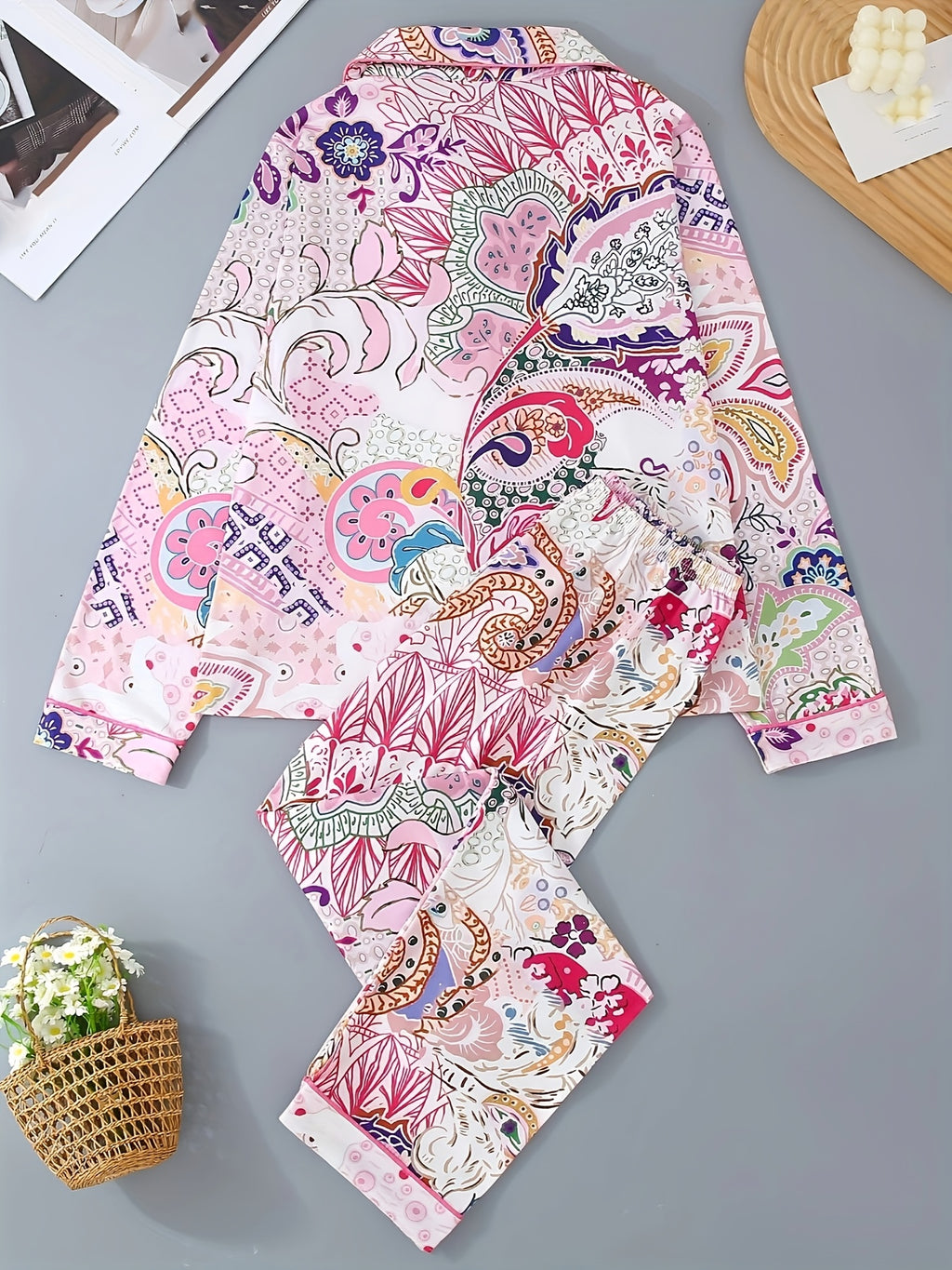 A Two-Piece Women'S Pajama Set Featuring a Long-Sleeve Button-Up Collar Top And Pants, Designed with a Stylish Floral Print, Offering a Comfortable And Loose Fit, Suitable for All Seasons And Perfect for Wearing at Home.